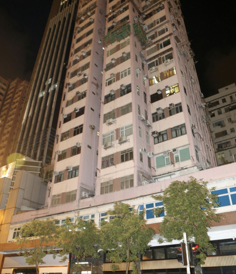 【#18岁内地女子在香港坠楼身亡#！警务处回应称死因正在调查】#警方调查内地女子