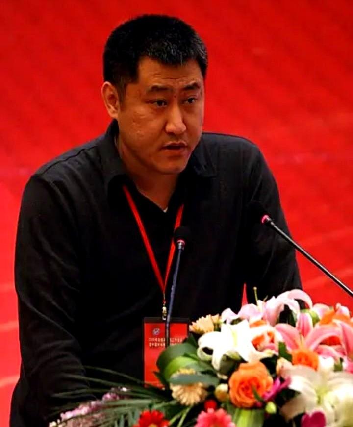 先农坛体育场最近收了件大件——一张从多哈漂洋过海回来的世乒赛冠军球台,王楚钦在2