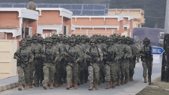 解放军走路越来越有气势了