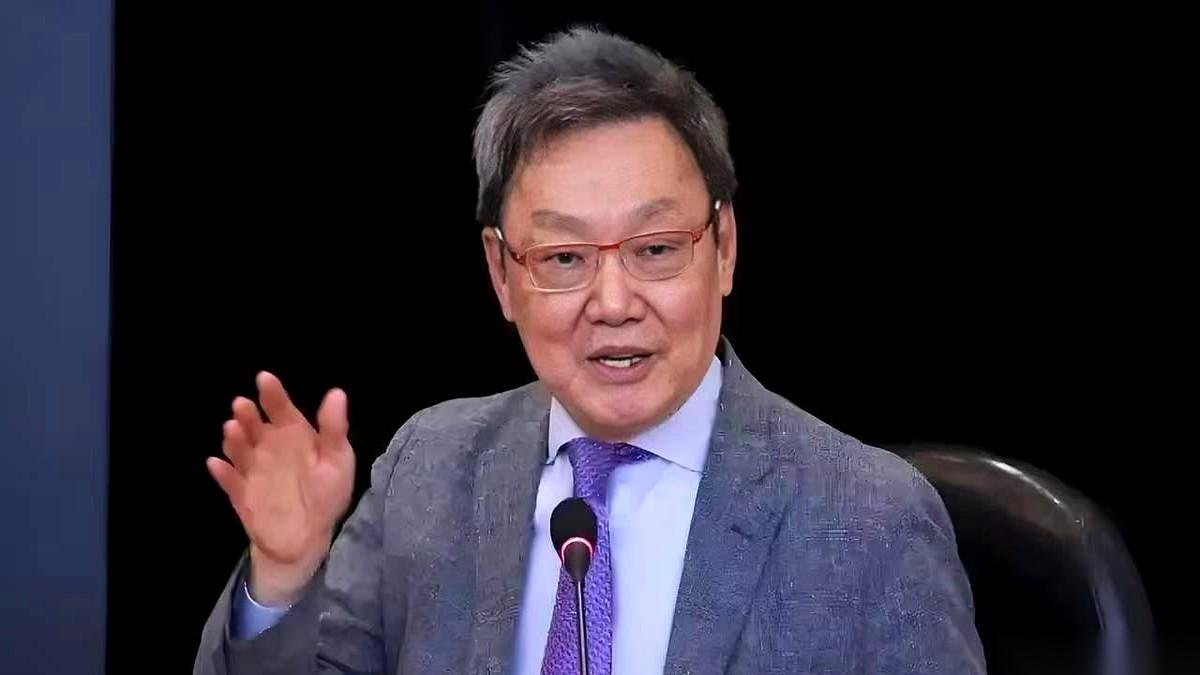 台湾那边有个叫苏起的哥们，说了句大实话，直接把一桌子人给干沉默了。他说，你们
