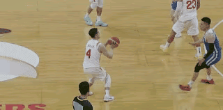 当时看直播觉得赵继伟这个超远投篮出手有点草率，毕竟离3分线还有2米左右，比赛只剩