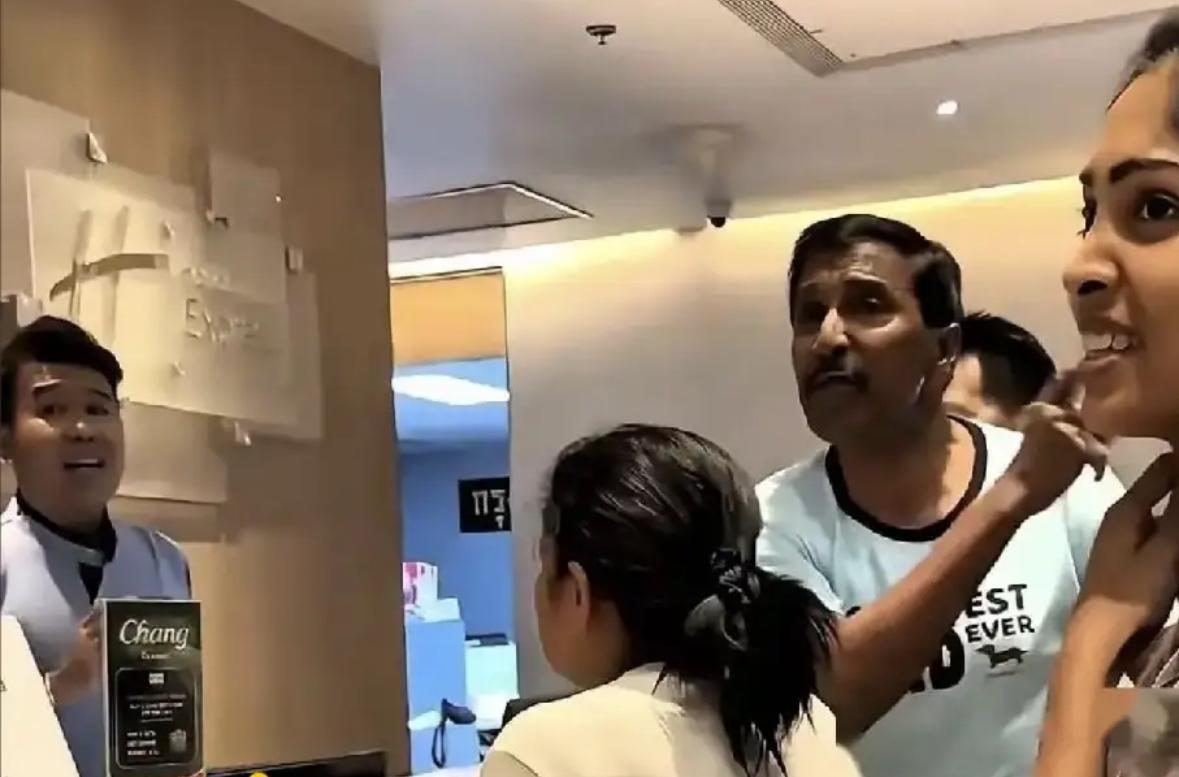 看到义乌夜市这出闹剧，血压直接拉满。十几个印度游客围攻女店主，理由荒唐到极致：