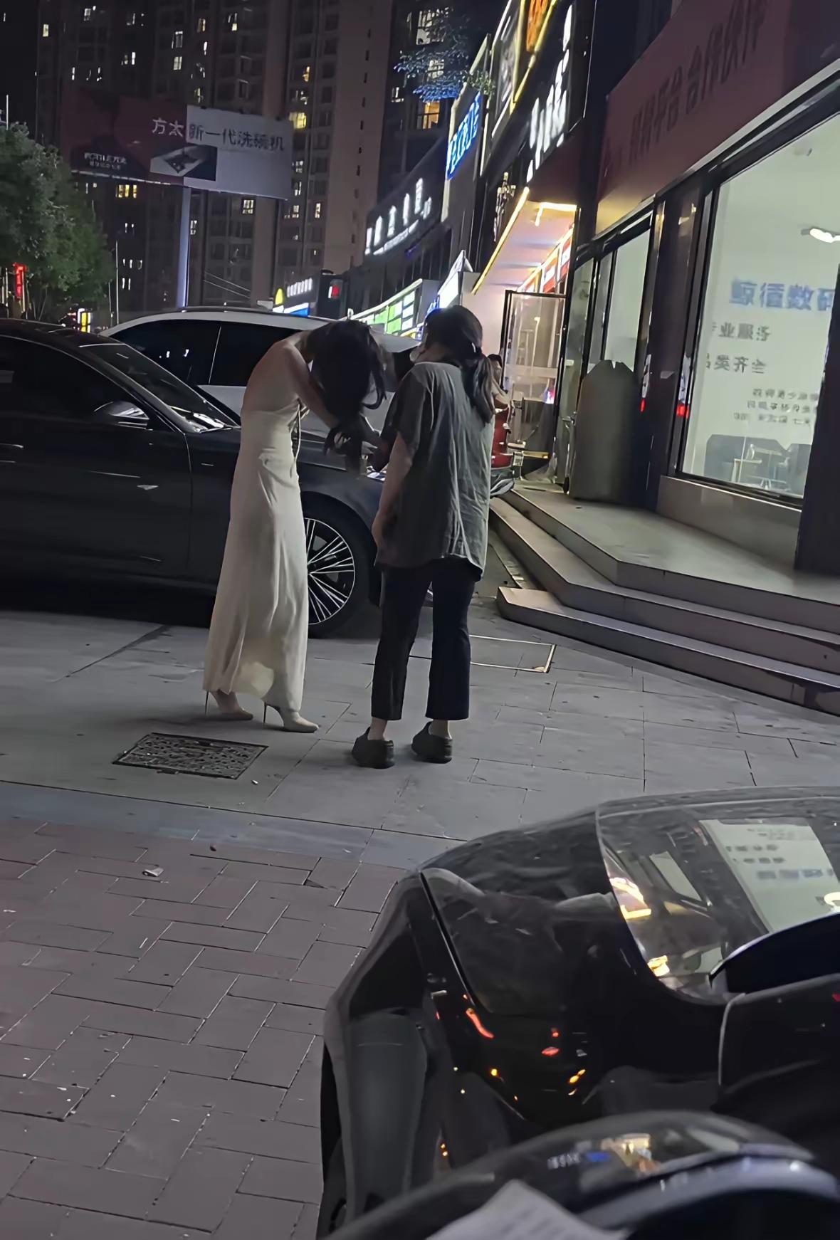 又一出原配教训小3的戏码。每每这时，身为主角的男人，去哪儿了？