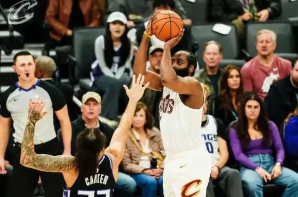 23分2篮板8助攻，哈登骑士生涯首秀表演成功。历史最强双能卫，哈登生涯各队首秀数