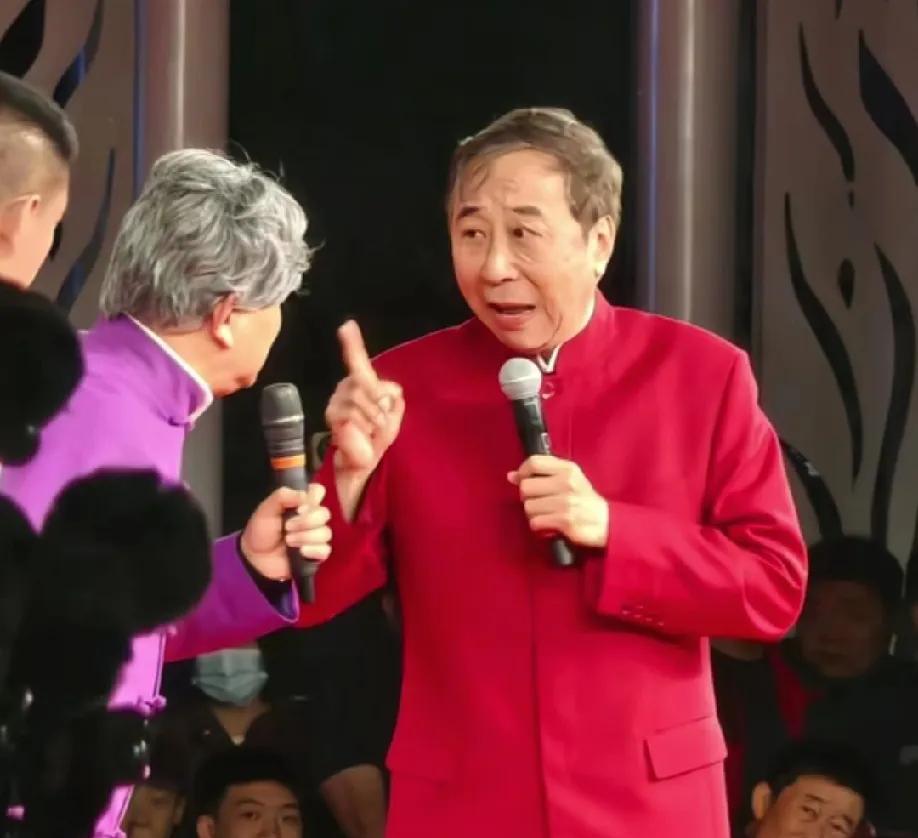 老戏骨冯巩引发热议！5月3日，老戏骨冯巩突然引发了热议，起因是他去河北涞水表演