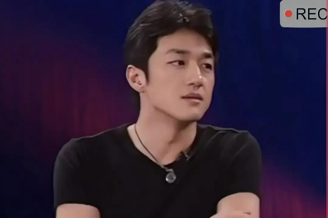 李亚鹏在窦文涛节目里笑着说自己当年只是“长得像理想男友”，根本不会演戏，一下子把