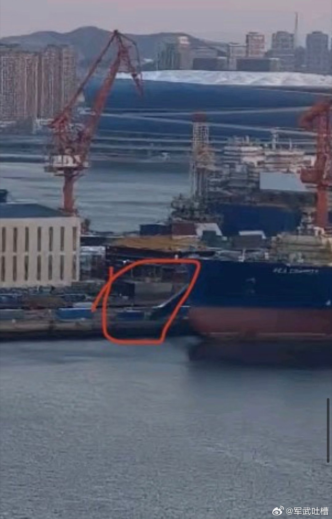 004航母的飞行甲板舷侧已经开始焊接了这速度什么也别说了，地球第一，没有之一，而