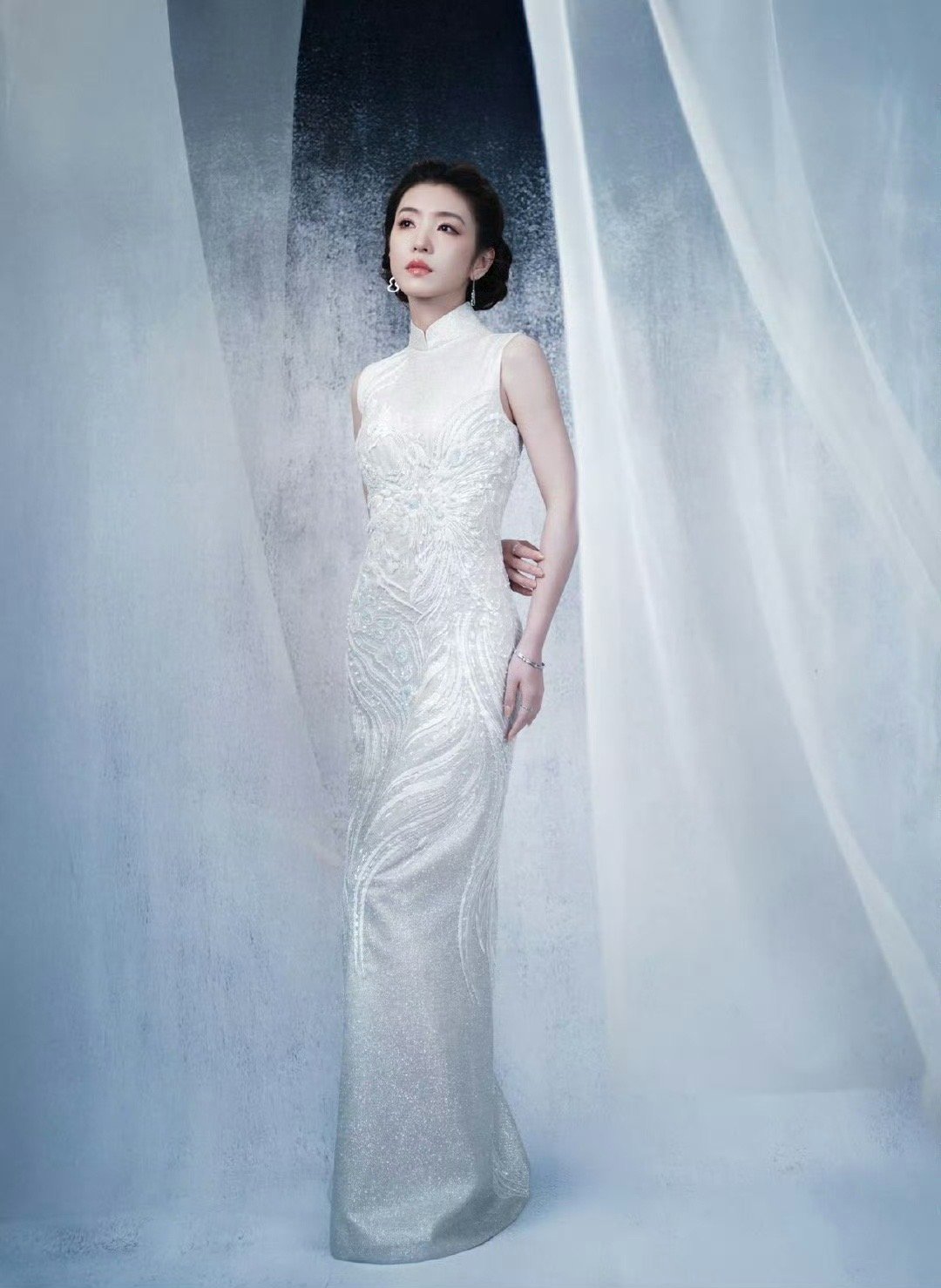李云霄旗袍美成啥了她穿旗袍好看，不是因为身材多夸张，是姿态对。肩膀放松地沉下去
