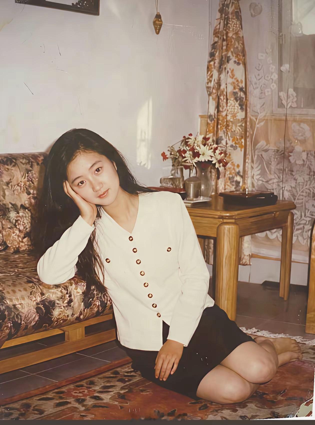 90年代末，刚参加工作时的姑姑。时光不败美人，此刻具象化了！