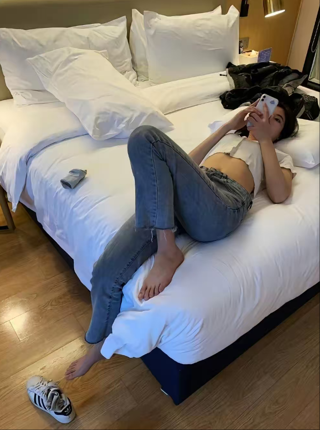 网恋半年奔现了，可她一直在玩手机我该怎么办？