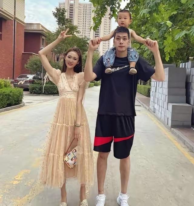 任骏飞后退役当教练，空姐妻子长得如花似玉，生了3个孩子，如今定居广东年入百万。