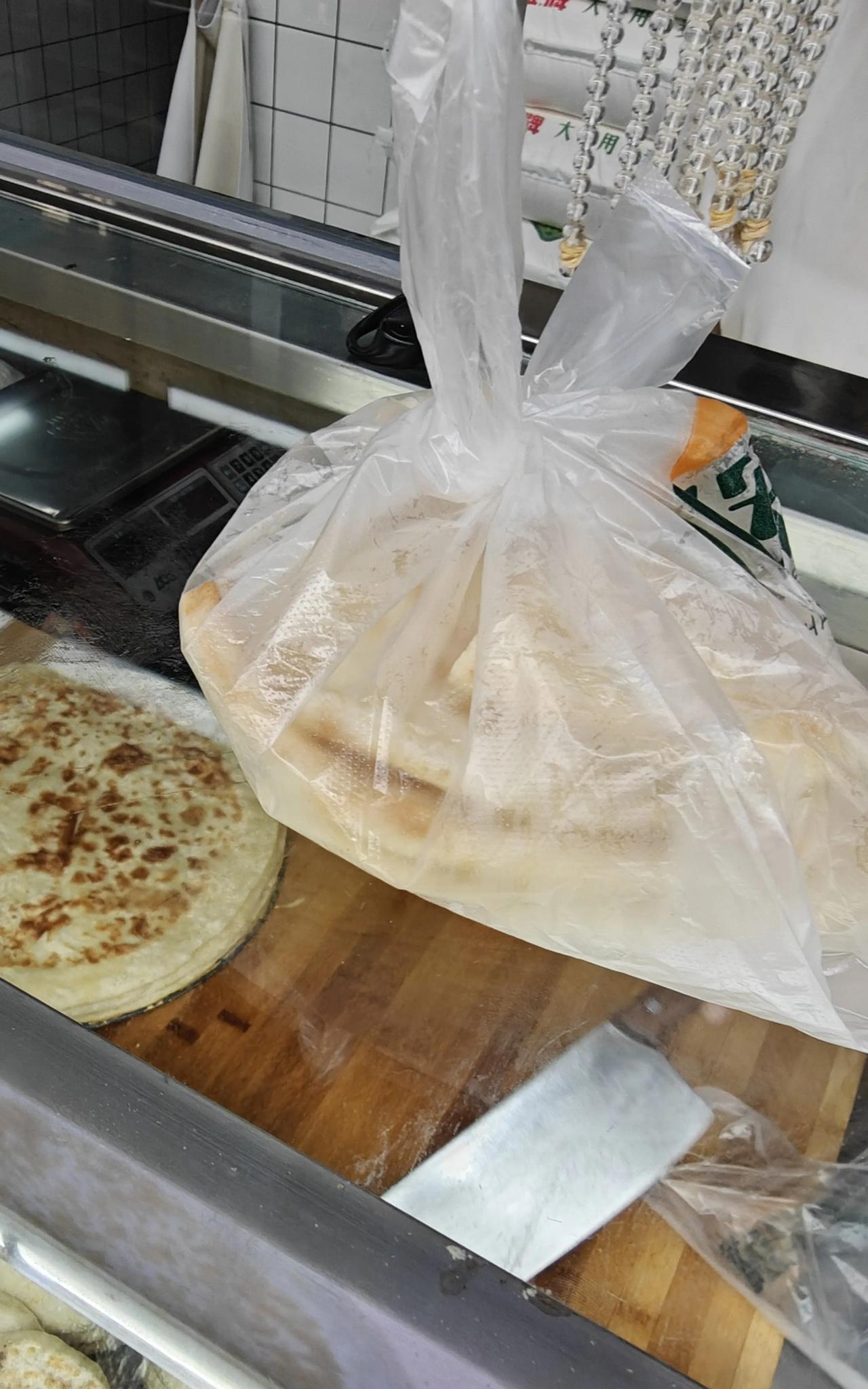 上午去早市买了半张饼，还有猪头肉猪耳朵，桃子西兰花胡萝卜，本来是打算买些姜的。