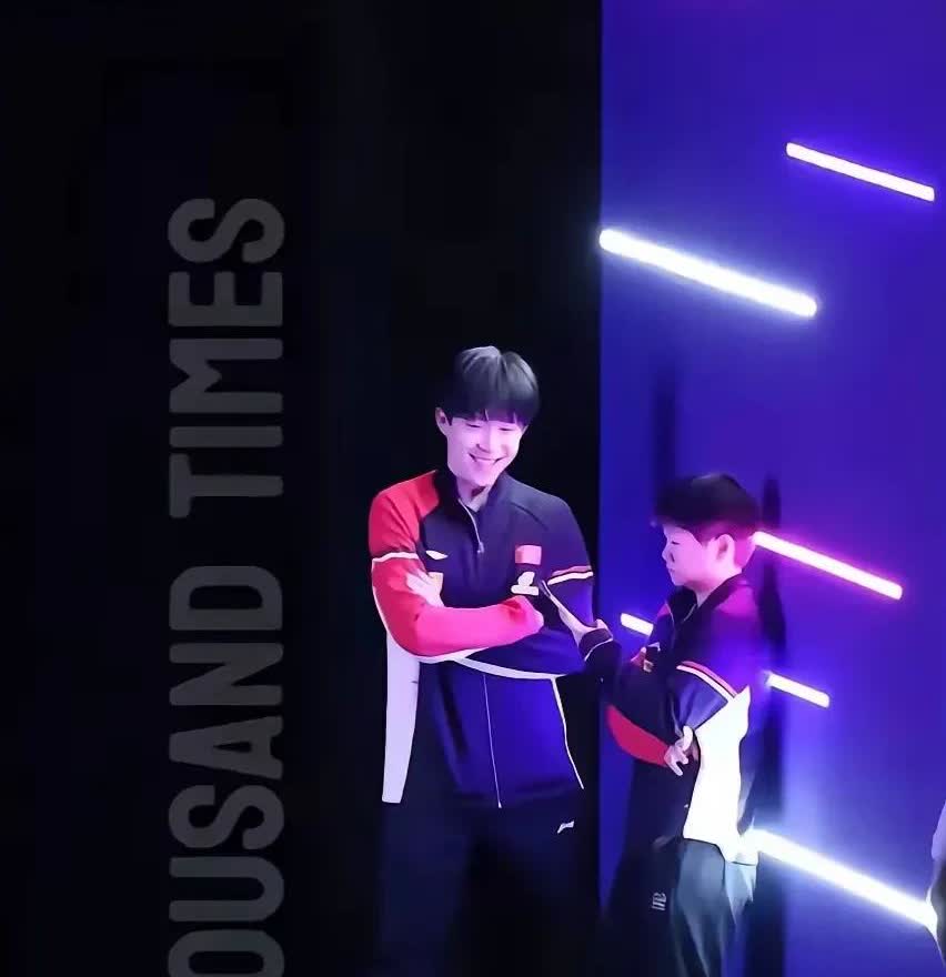 发点大家想看的这是等待颁奖的俩宝咱也不知道人妹宝在靠着看手机