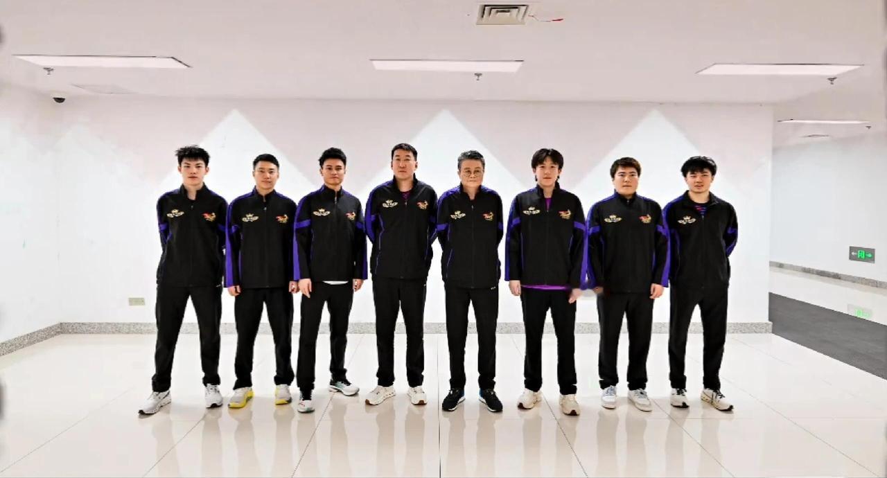 超级棒的魏桥队，周启豪更新了合照，这才是真正的乒超模范，教练潘旁边是楚钦，得意弟