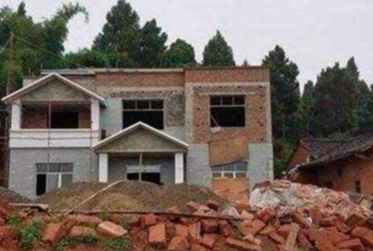 一老汉正在为儿子儿媳建新房，给路过的乞丐盛了一碗肉吃，谁承想乞丐竟说：“这新房要