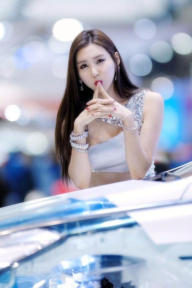 日韩赛车女郎九宫格第一季！日韩很少有我们这边的车模，更多的是赛车女郎，就是在赛