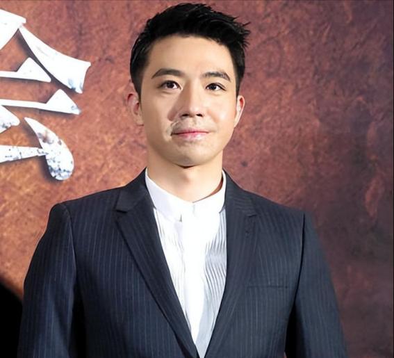 2017年，俞灏明在机场偶遇了刘烨，就开心的飞奔过去打招呼，大喊：“哥！”本来想