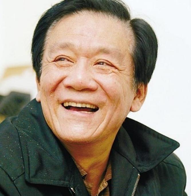 1986年，侯耀文为了跟韦唯在一起，抛弃了发妻刘彦，可是同居一年后，侯耀