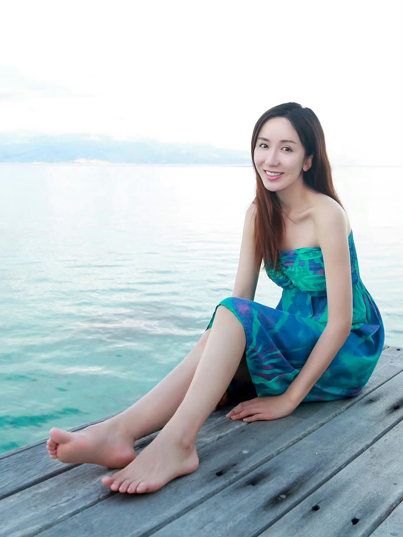 娄艺潇私服精选：美腿光脚丫，温柔甜美休闲自在。娄艺潇