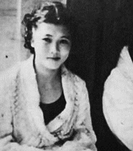 1937年，19岁“游泳皇后”杨秀琼结婚。这场轰动全国的婚礼上，新娘胸前的金