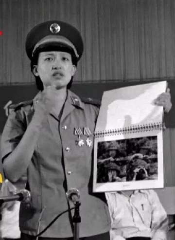 这位女兵名叫梁子，毕业于中国人民解放军南京政治学院新闻系，是兰州军区陆军第47集