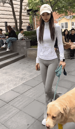 这金毛的鼻子怎么是红色的！[捂脸哭]