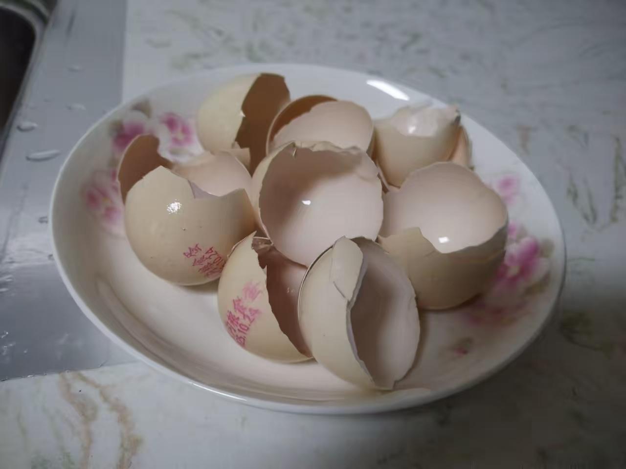 为了减肥，老公今天吃了8个鸡蛋，蛋黄每天就吃两个，剩余的全吃蛋白，这样既能提高蛋