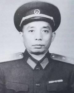 76年，张将军乘火车到郑州出差。快到午饭时，张将军因为低血糖拿出了6粒花生米吃了