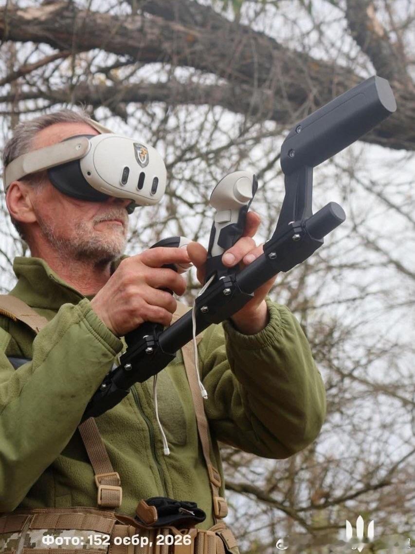 俄乌局势新进展乌军第152旅的士兵正在使用VR设备进行反无人机训练，用的是Me