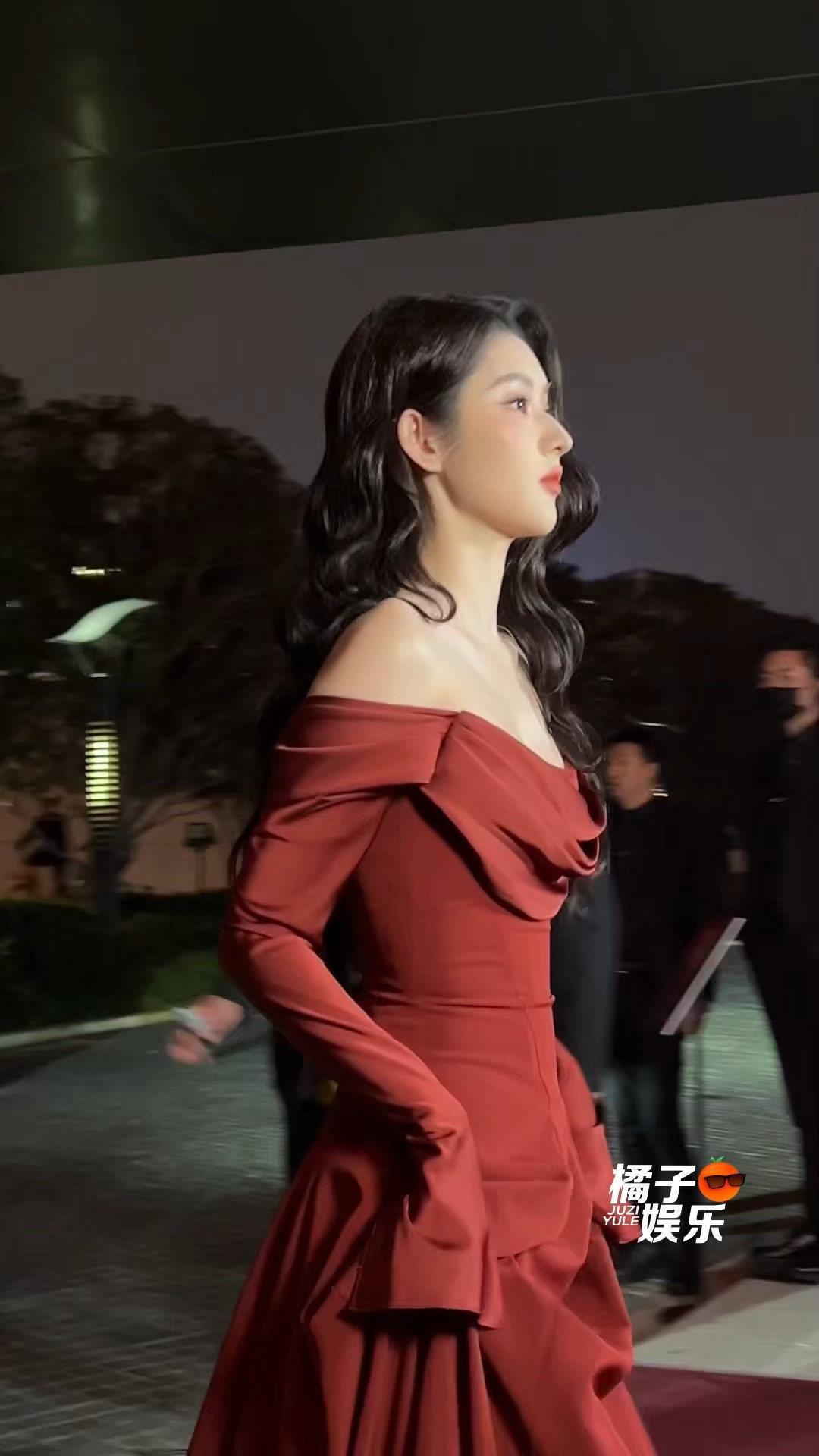 芭莎活动红毯造型内娱权威下车名场面时尚芭莎艺术大赏杀疯了！明星们的下车名场面一