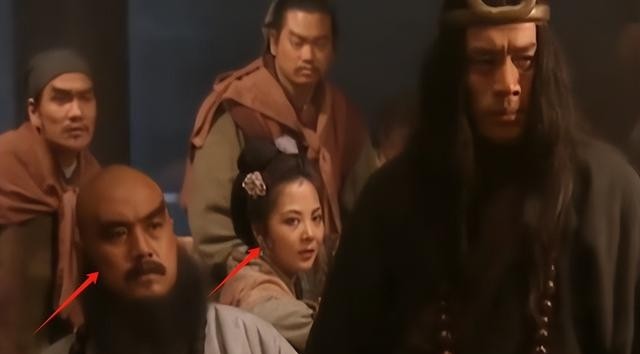 宋江提出招安，武松第一个反对，拿刀要杀宋江！李逵、花荣、王英都站了出来，护在宋江