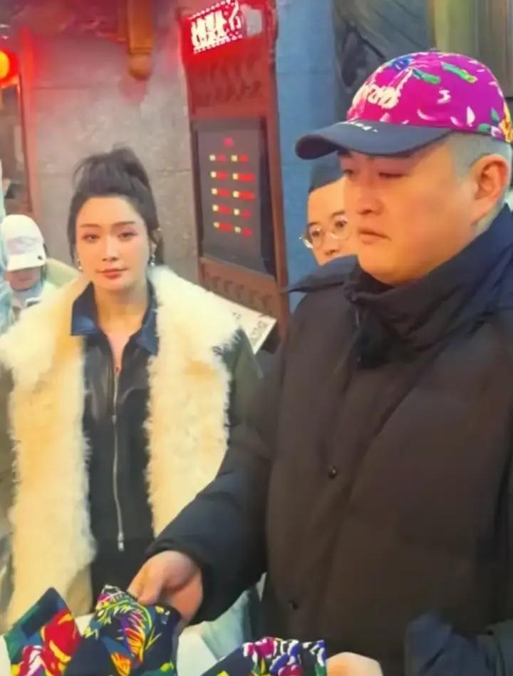 红豆被拍到在刘老根大舞台观众席，旁边坐着个穿黑卫衣的年轻小伙。有人一眼认出那