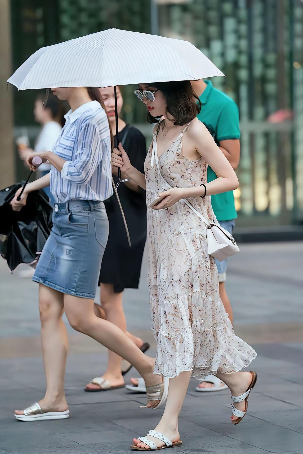 喜欢她的拖鞋和眼睛