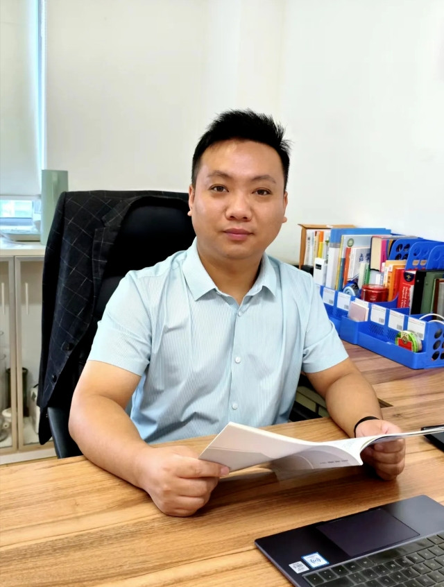 我老公是学校主任，按理说，这职业应该挺受到人尊重的，可他出门从来不敢说自己是学校