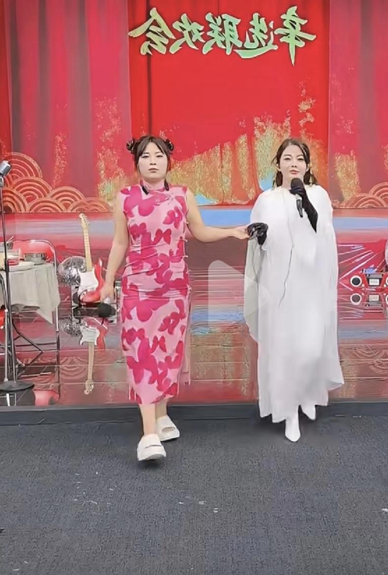 现在的辛巴直播间完全被他老婆初瑞雪改为了娱乐直播加带货，很多粉丝就流失了，因为辛