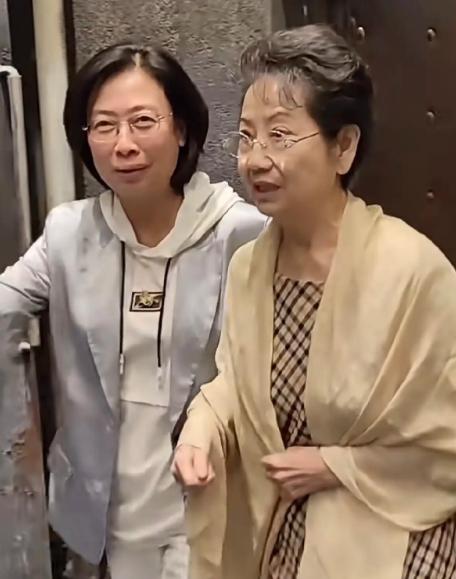 果然长相是会骗人的，李维康就是个典型，她今年6月还和丈夫耿其昌一块去看了郭玮的专