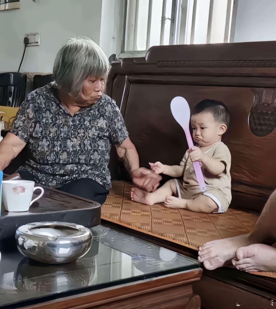 小孩子的模仿力太强了，看啥学啥～～～[捂脸哭]​​​