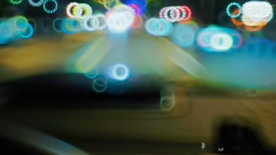 今天打了个出租车，与司机小伙子聊了一路。我问他开出租车赚不赚钱，他说：还可以，