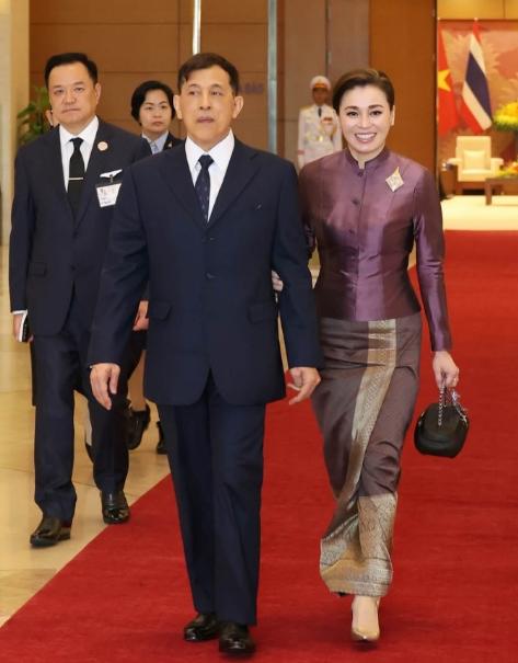 丈夫养小妾，苏提达王后从来不管，活的挺通透。当年戴安娜王妃嫁入王室以后，才几