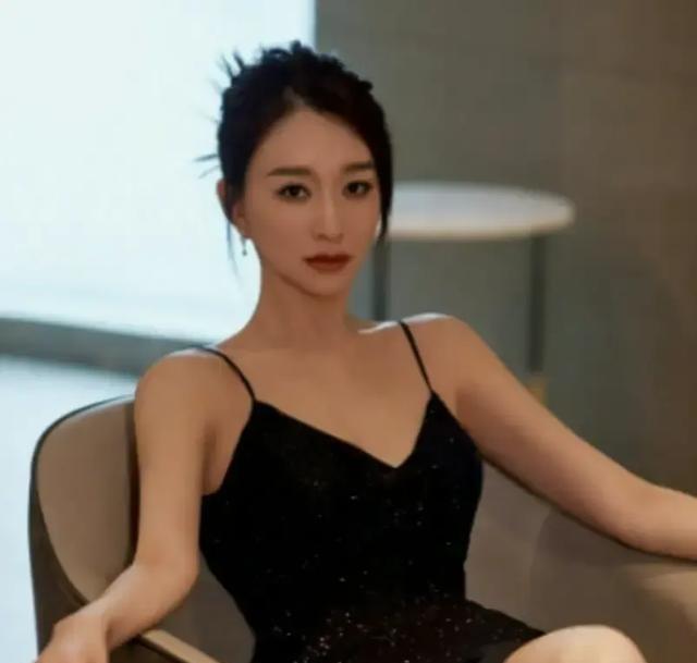 李小冉当年跟富商孙东海分手，转头跟导演鄢颇谈恋爱，结果孙东海雇人把鄢颇砍成终身残