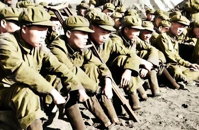 1955年，一位苏联摄影师拍下的这张照片，让人既震撼又心痛。这是一群因伤致残的志