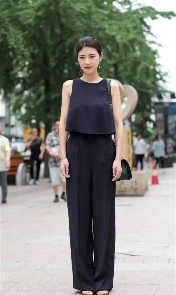 都市优雅风穿搭，黑色无袖上衣+高腰裤，简约又时尚！灰色修身裙穿搭灰色抹胸裙穿搭