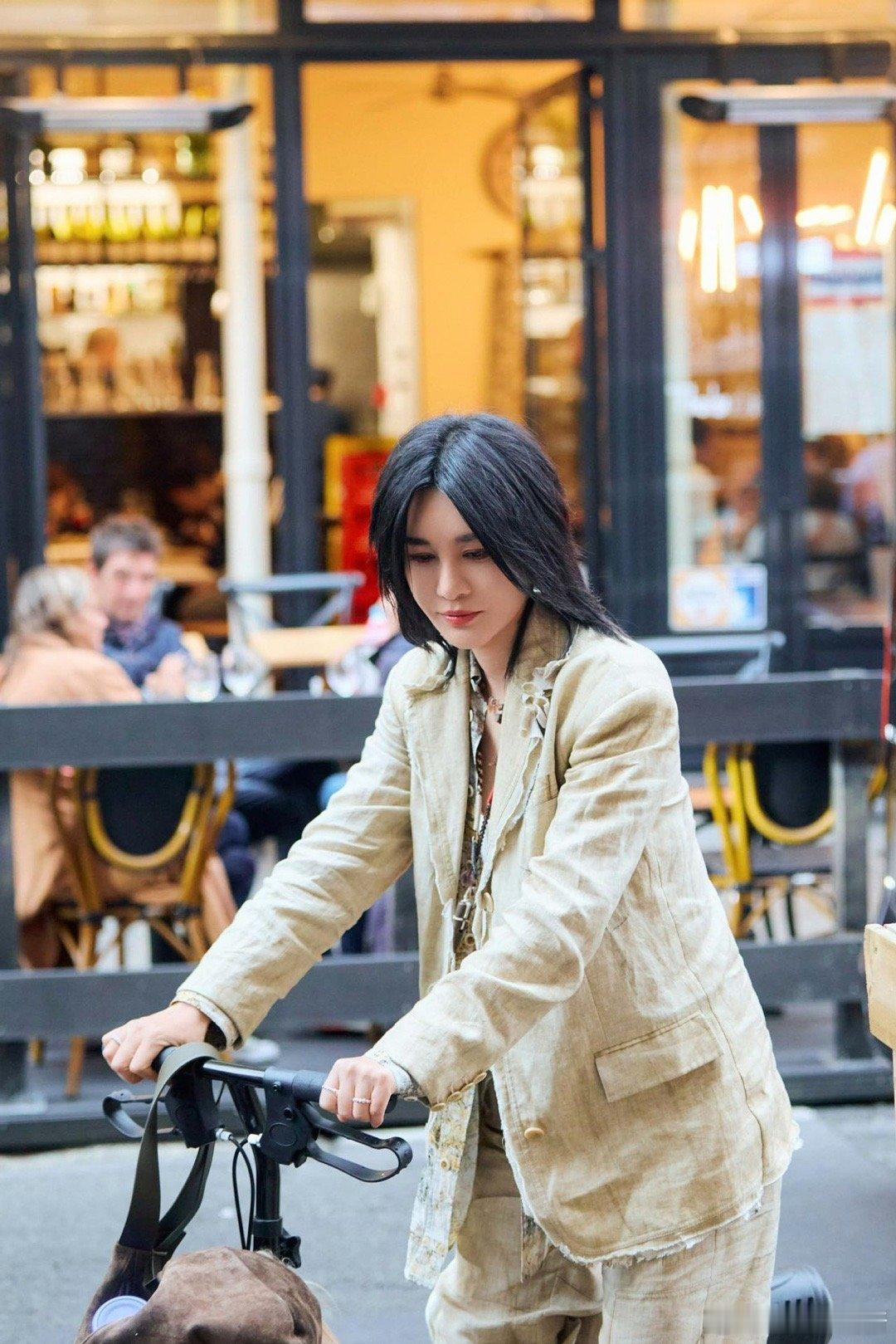 尚雯婕演我看美女眼前一亮又一亮笑不活了，尚雯婕在法国录节目邀路人参与活动，瞥见对