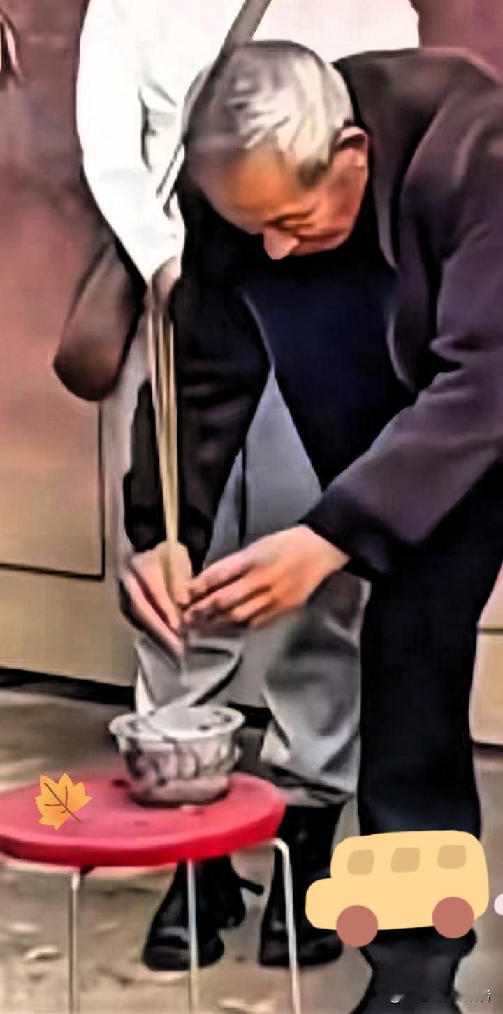 泪酸！98岁的老父亲去世，76岁的儿子找不到人帮忙，直接不请客，不收礼，上午火化