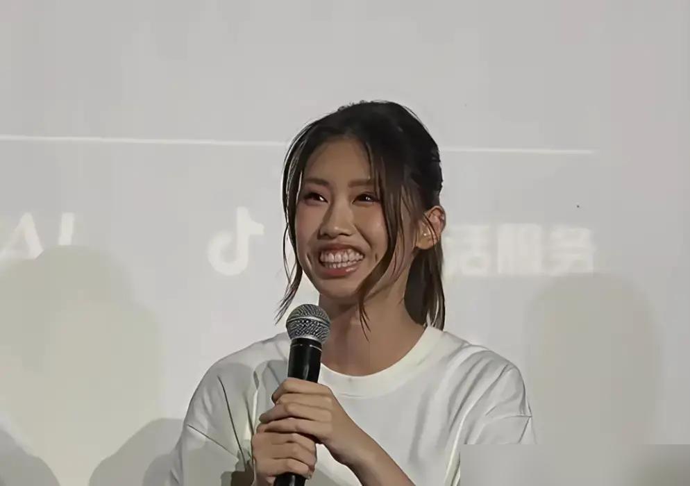 冯小刚花了60万给女儿徐朵整牙，最后扔下一句：骨相不行，别演。说真的混影视圈