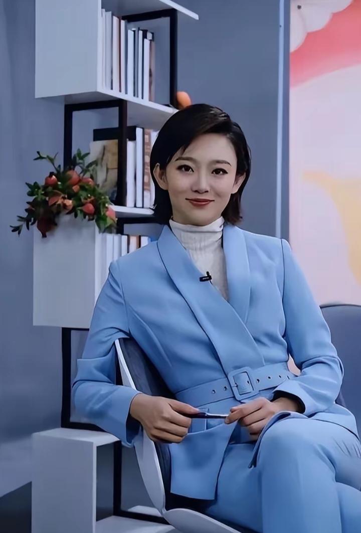 她是中央电视台农业农村频道主持人，她比龙洋长的漂亮，比龙洋有才华，她优雅大方，接