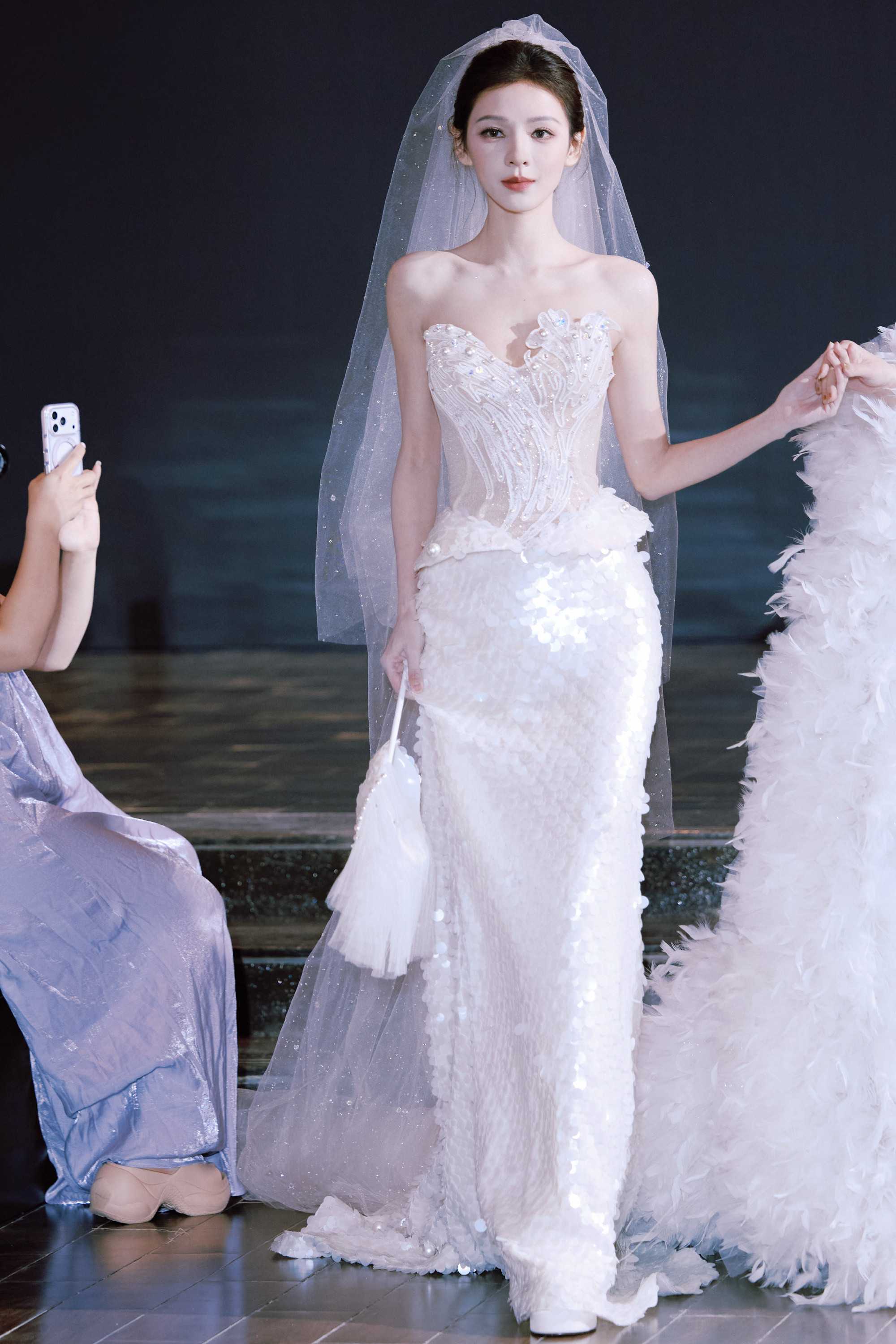 张予曦，浪漫白纱裙，柔美可人。张予曦