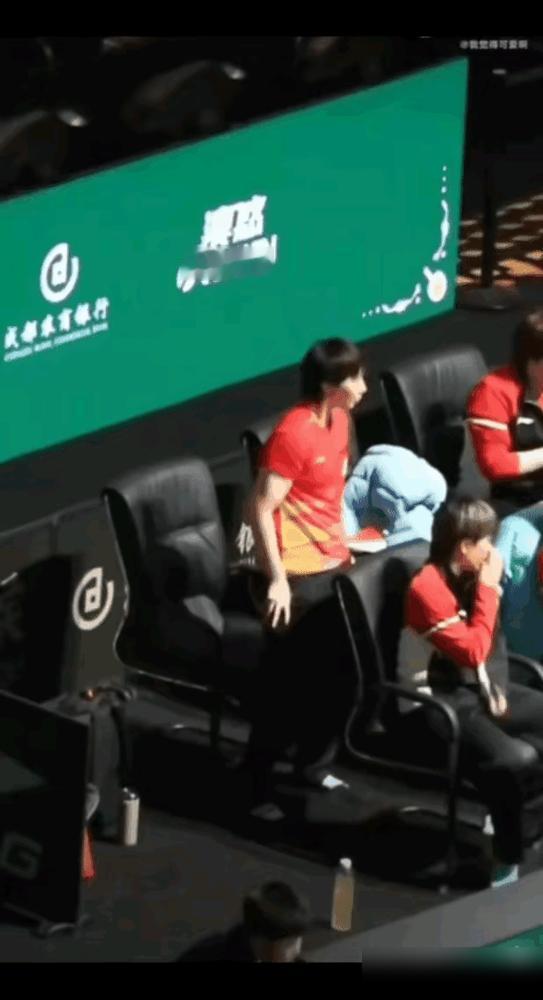 王曼昱真是糊涂到家了，打完回到座位，裤腰空荡荡地晃悠，这哪是自己的尺寸