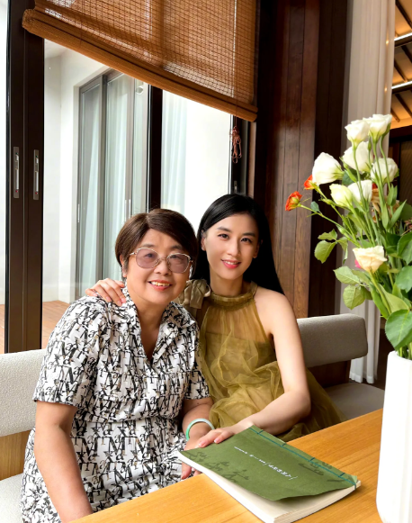 黄圣依发表的长文谈及母女相处，行文极具文采，字里行间满是对妈妈的骄傲之情！黄