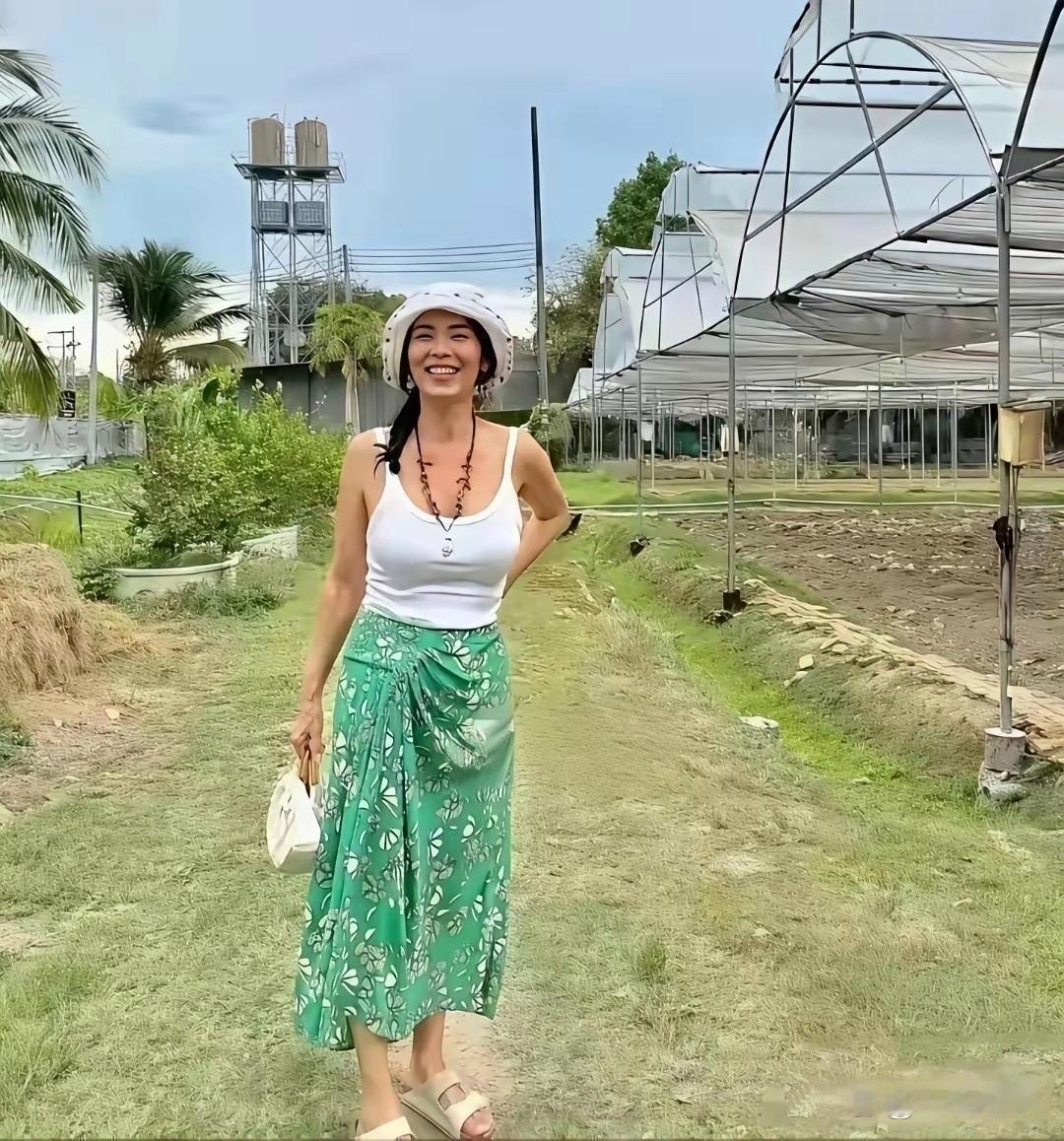 韦唯如今定居泰国，日日过着悠然的田园小日子，年过六十的人，状态依旧满是少女感。简